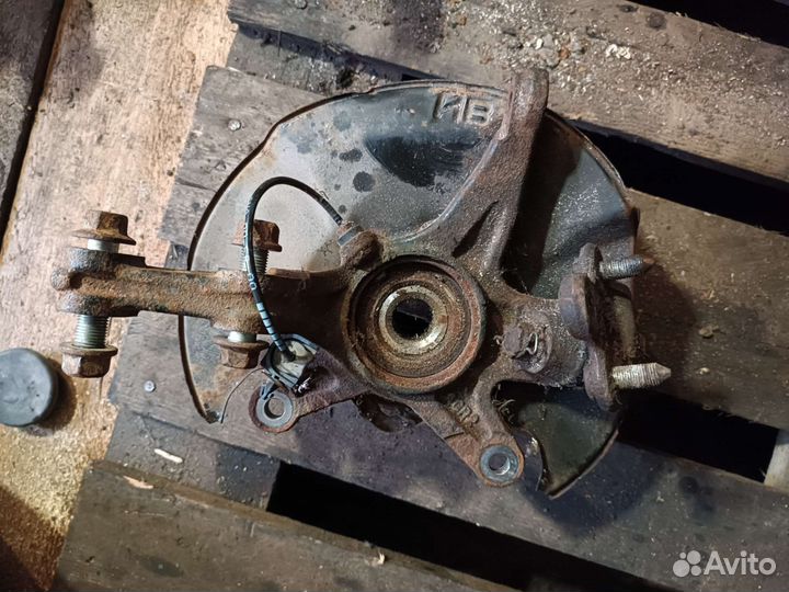 Поворотный кулак передний правый civic 8 цивик 8