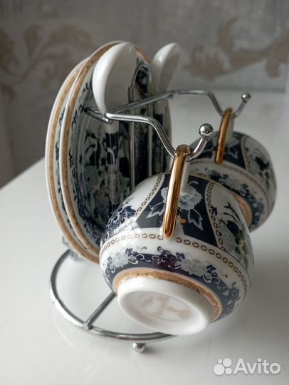 Кофейные чашки с блюдцами