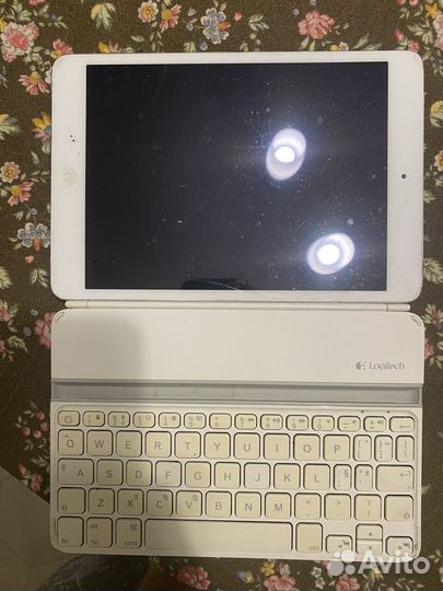 Тонкая клавиатура Logitech для iPad mini