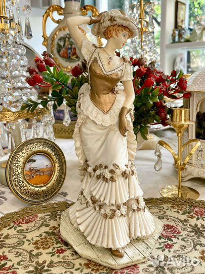 Статуэтка Дама на прогулке