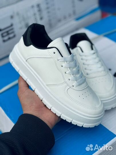 Кроссовки женские