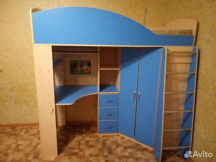 Детская кровать двухъярусная с лестницей