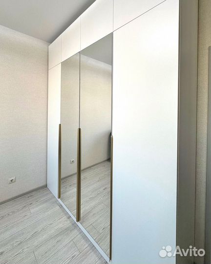 Шкаф встроенный распашной