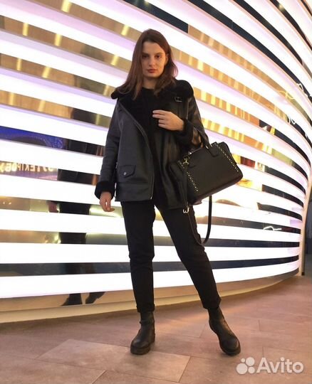 Сумка женская черная с золотыми клепками