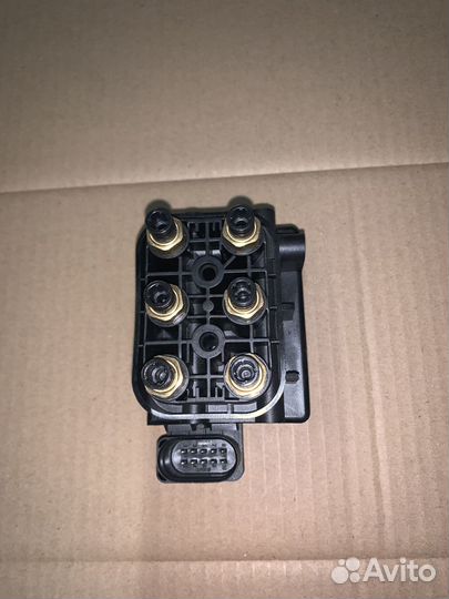 Блок клапанов пневмоподвески VW Touareg 7L