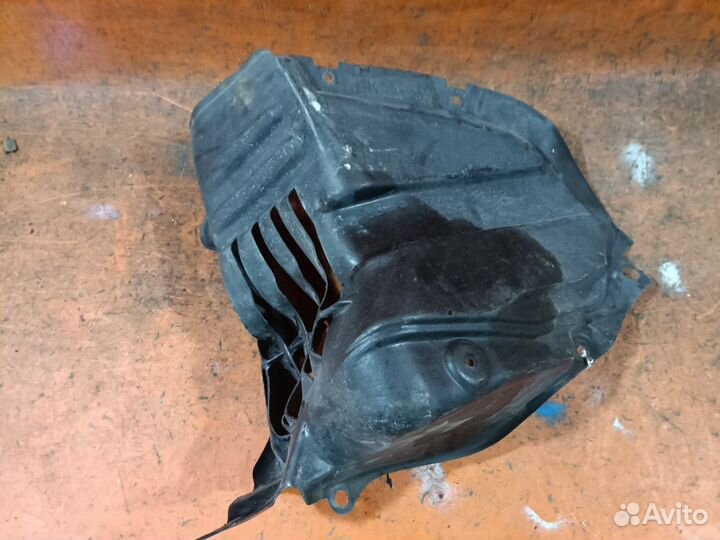 Подкрылок Toyota Mark ii GX100 передний правый нижний