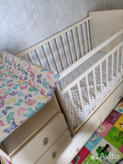 Детская кроватка и пеленальный комод