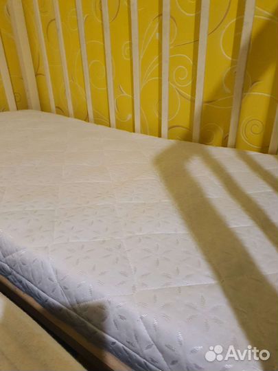 Детская кроватка с матрасам