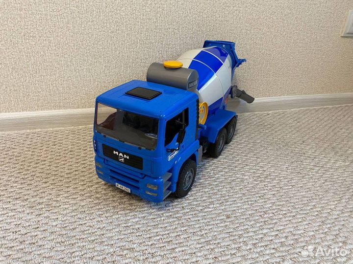 Игрушка бетоннмешалка bruder