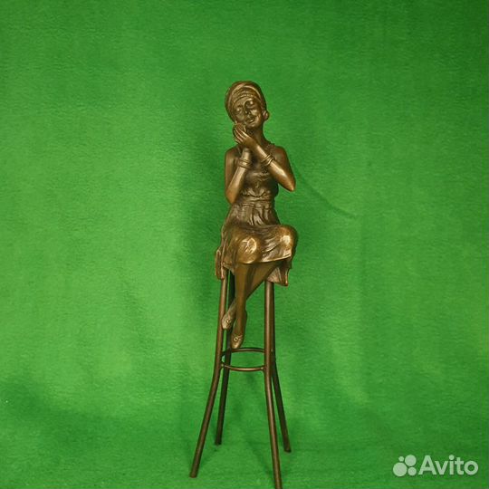 Бронзовая статуэтка Девушка на стуле. Модница