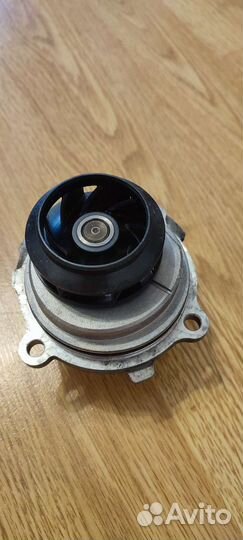 Помпа водяная Skoda Octavia A5 1.6 BSE