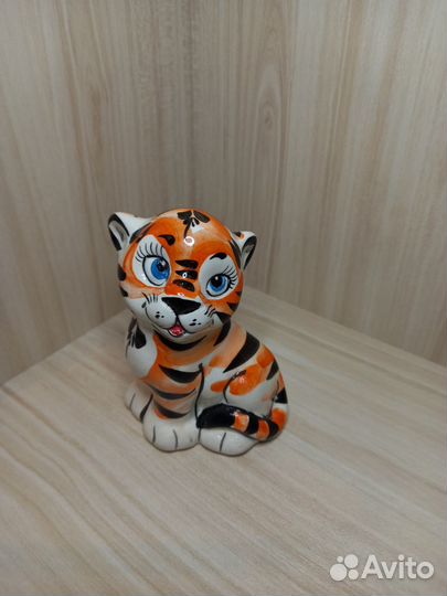 Сувенир тигрёнок из фарфора