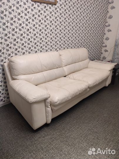 Бежевый кожаный диван бу