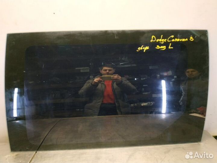 Стекло двери глухое заднее левое Dodge Caravan 3