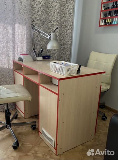 Стол маникюрный с вытяжкой