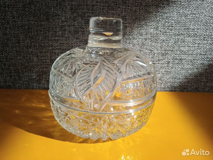 Хрустальная конфетница с крышкой