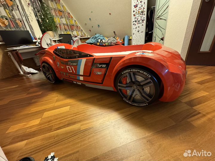 Детская кровать в виде машины