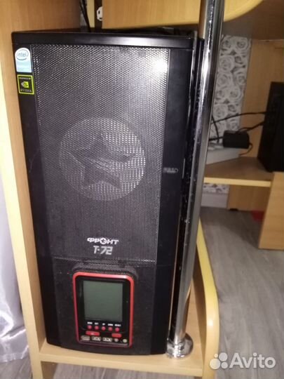 Компьютер вместе со столом