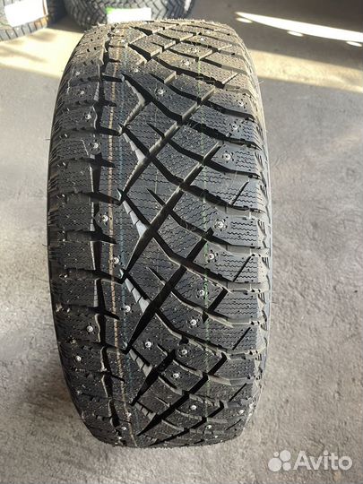 Nitto Therma Spike 215/55 R17