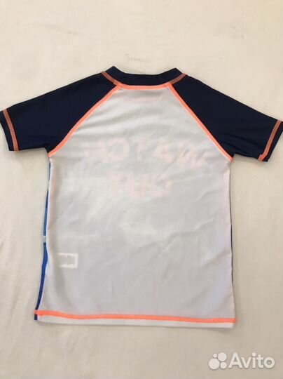 Солнцезащитная футболка и шорты для плавания