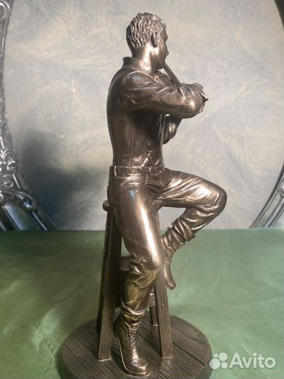 Скрипач на стуле. Виртуоз. Статуэтка интерьернаая