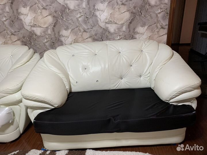 Угловой кожаный диван