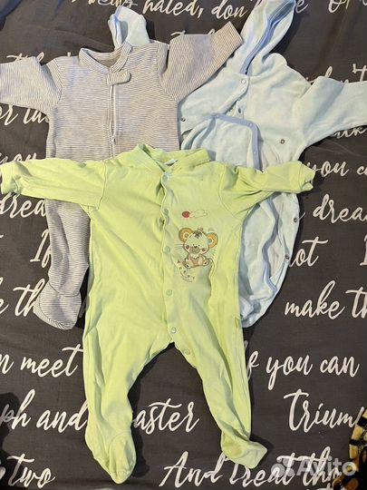 Пакетом детские вещи