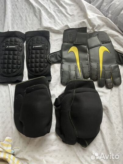 Вратарские перчатки, защита колен, локтей