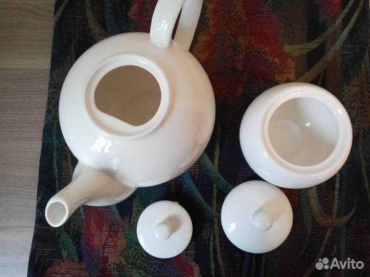 Чайник и сахарница