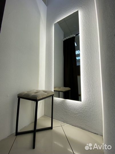 Зеркало с парящим эффектом