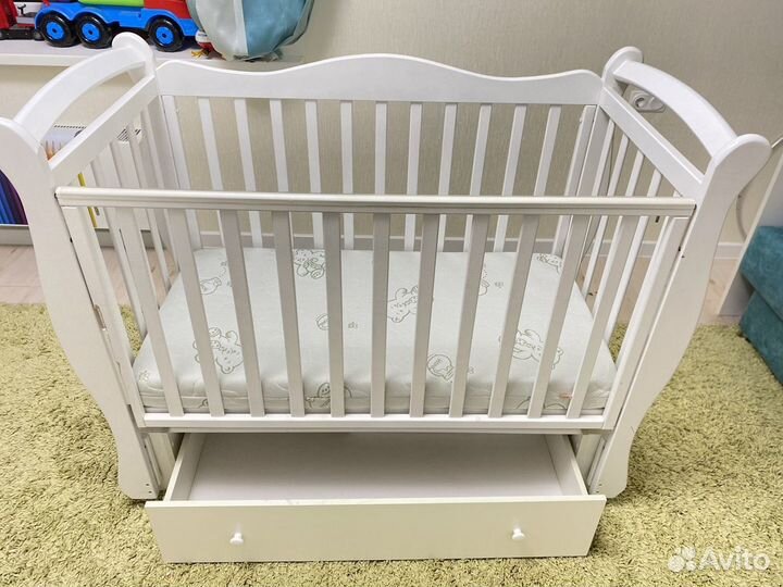 Детская кроватка с маятником
