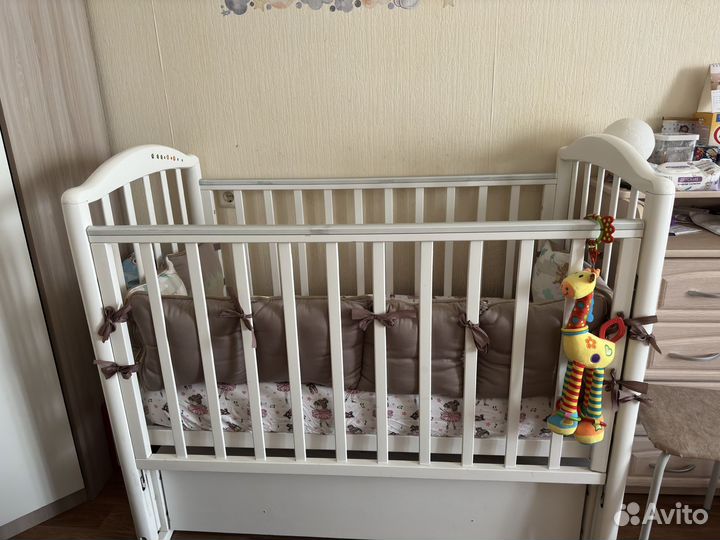 Детская кроватка с маятником