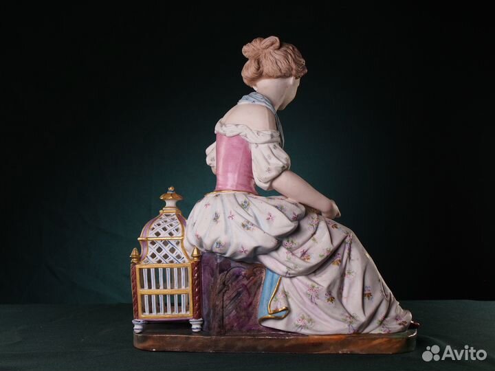 Фарфоровая статуэтка 