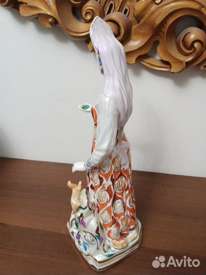 Статуэтка фарфор