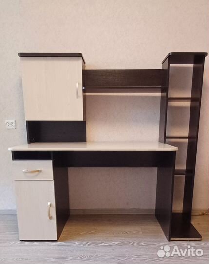 Компьютерный стол с тумбой и надстройкой