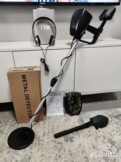 Металлоискатель с лопатой и наушниками