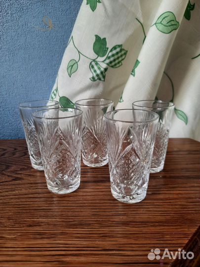 Хрустальные рюмки, вазы