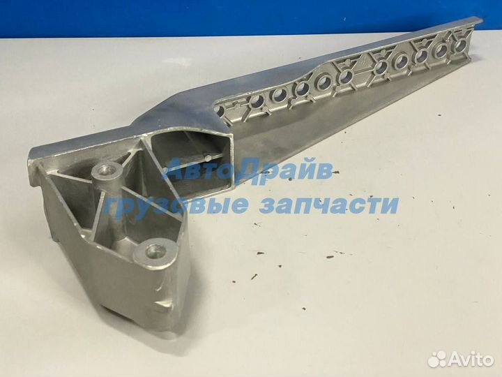 Кронштейн крепления порога Мерседес Актрос мп2 мп3 правый
