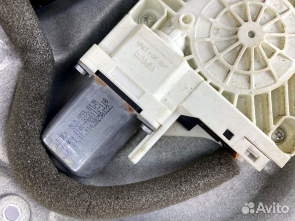 Стеклоподъемник двери зад правой Skoda Yeti