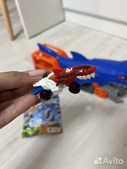 Hot wheels city голодная акула с хранилищем