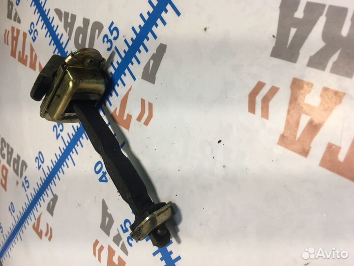 Ниссан Ограничитель открытия передней двери Прав