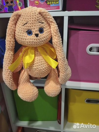 Плюшевый заяц вязанный