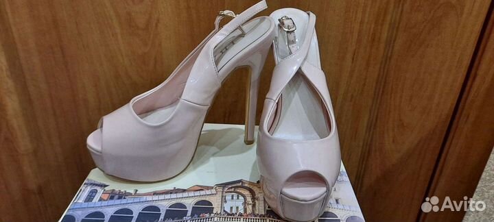 Продам босоножки