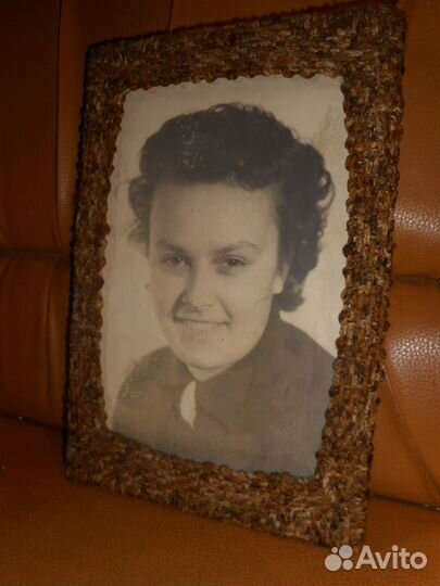 Старинное фото девушки на дереве.1930-40х.г