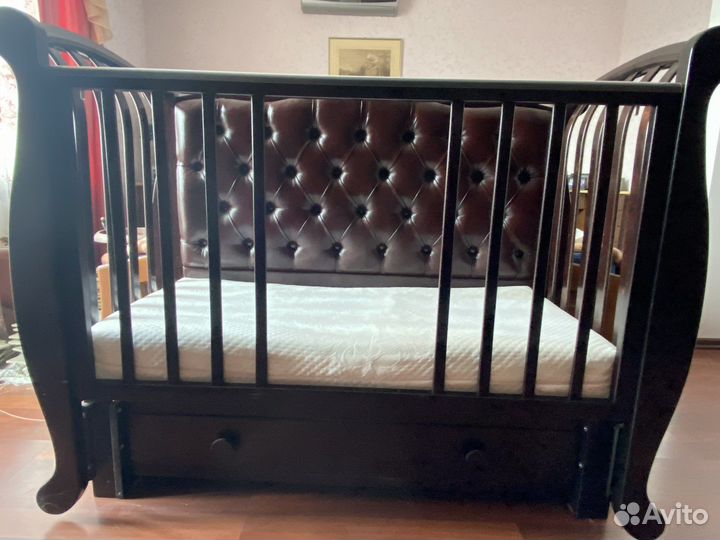 Детская кроватка с маятником