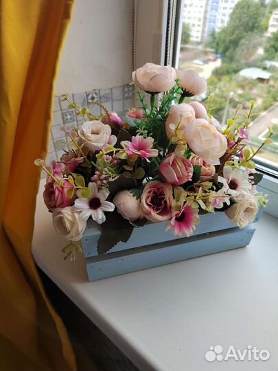 Декоративная композиция цветы в ящике