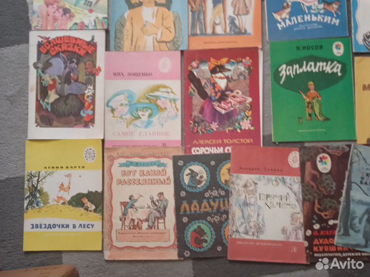Много детских книжек времён СССР