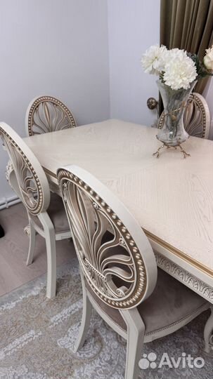 Стол и стулья
