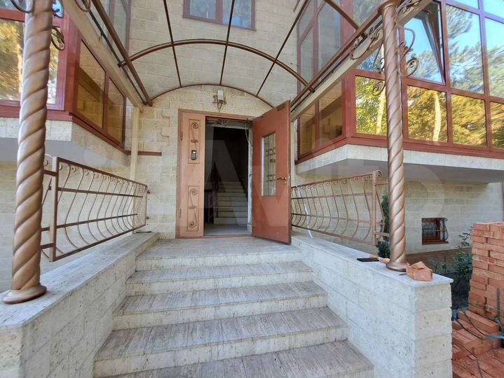 2-к. квартира, 74 м², 1/3 эт.