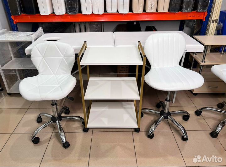 Стул мастера на колесиках